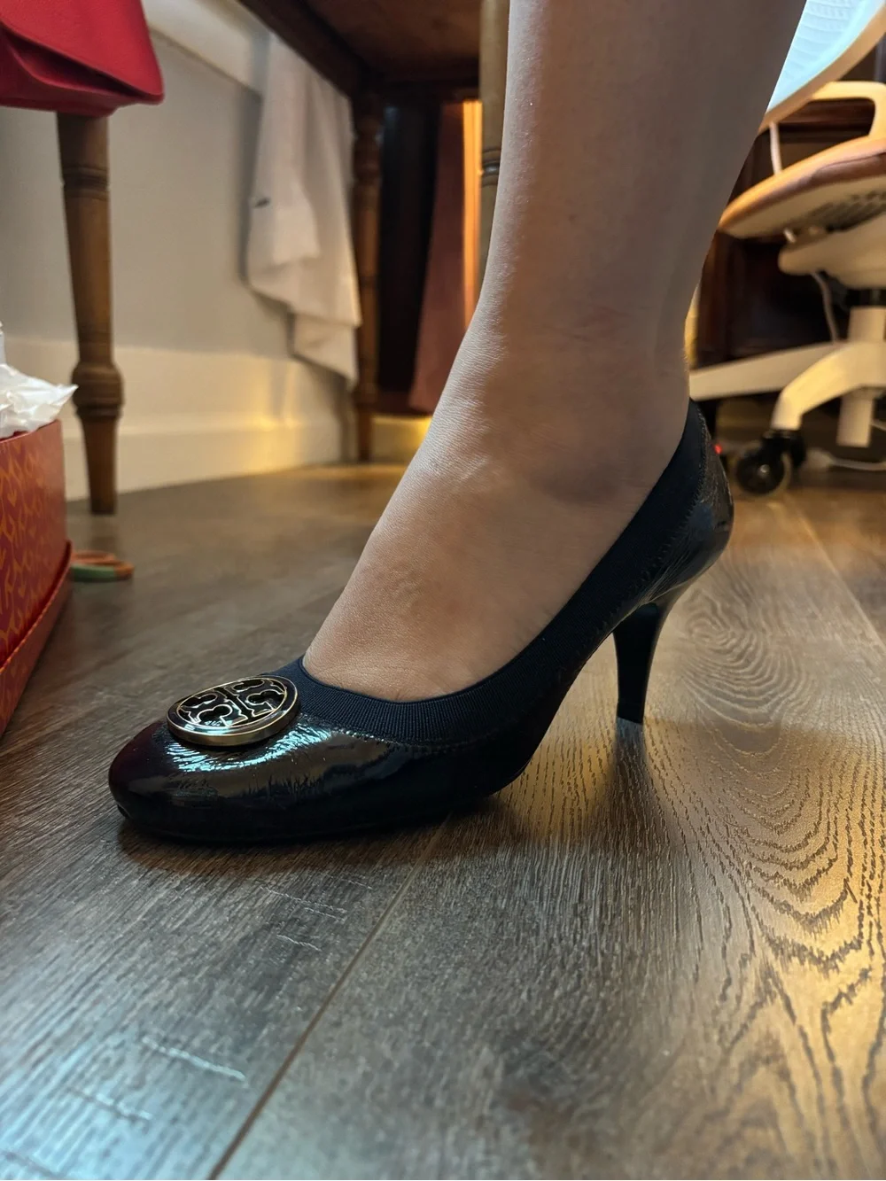 NEW Tory Burch Navy Blue Patent Leather Logo Pumps